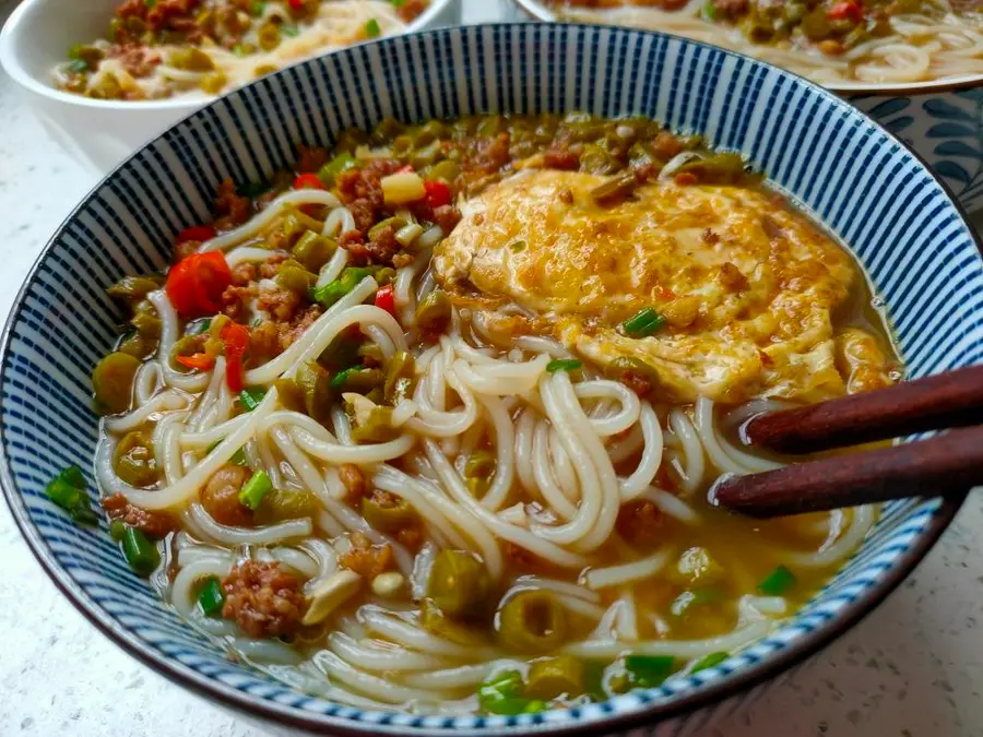 A bowl of Kuaishou breakfast capers and carob Hunan rice noodles step 0