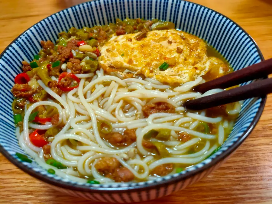 A bowl of Kuaishou breakfast capers and carob Hunan rice noodles step 0