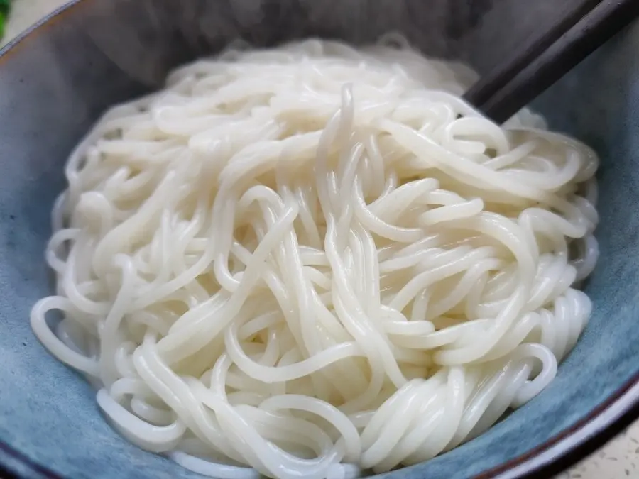 A bowl of Kuaishou breakfast capers and carob Hunan rice noodles step 0