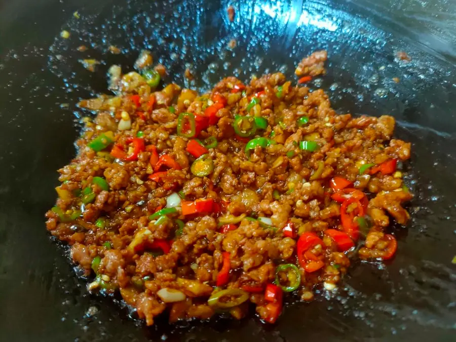 A bowl of Kuaishou breakfast capers and carob Hunan rice noodles step 0