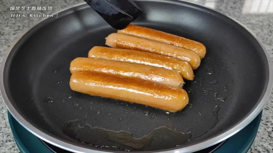 Popping cheese sausage rice balls, as long as the pan can complete the breakfast that children love step 0