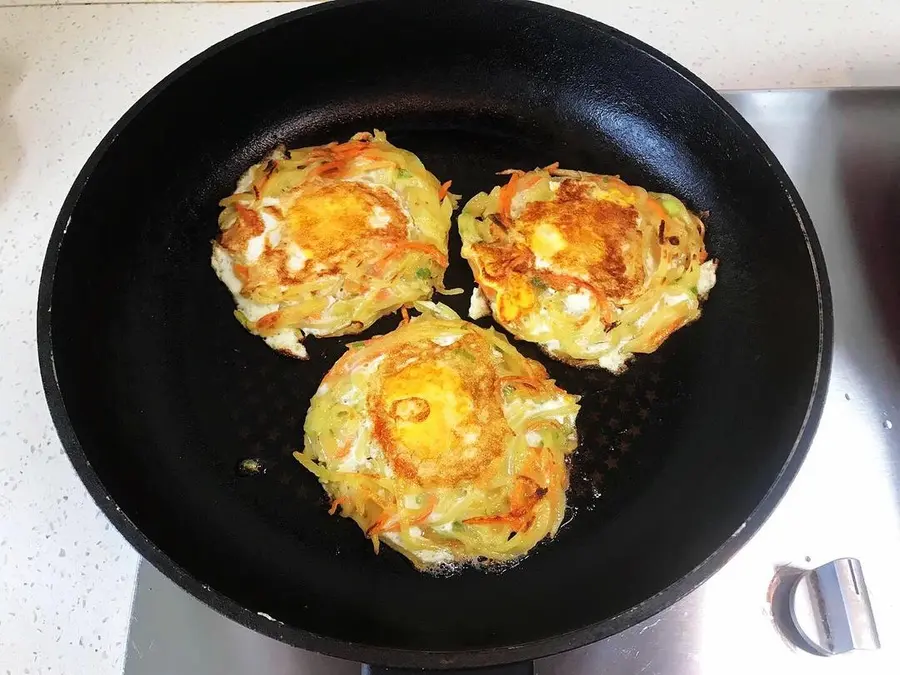 Breakfast cakes (shredded hash browns, shredded potato egg cakes) step 0