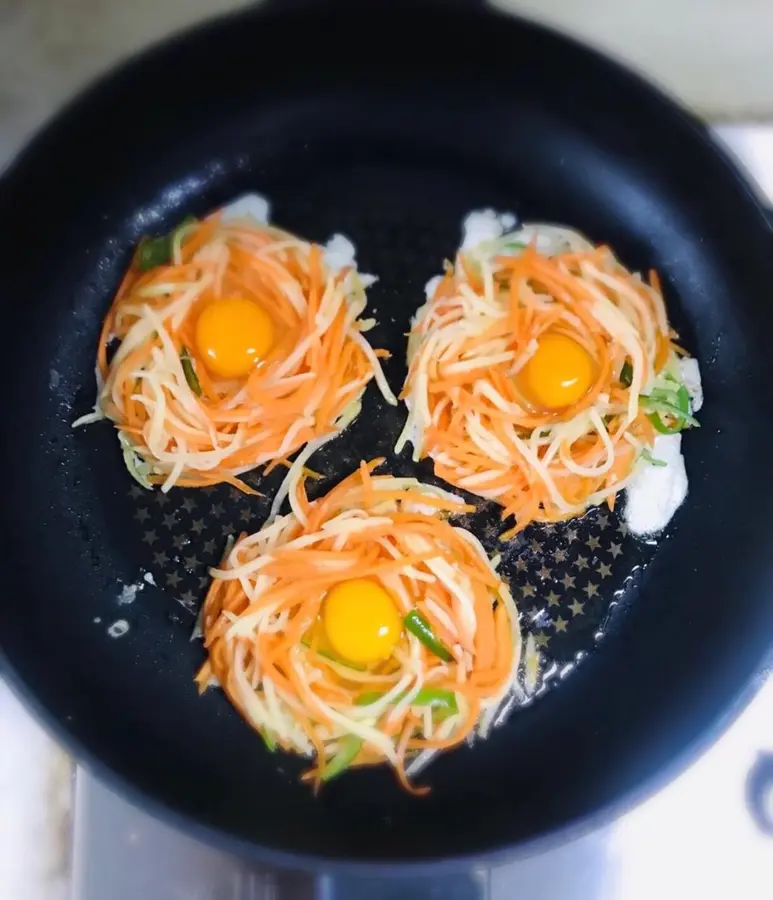 Breakfast cakes (shredded hash browns, shredded potato egg cakes)