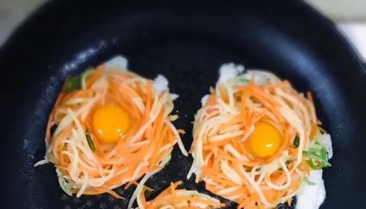 Breakfast cakes (shredded hash browns, shredded potato egg cakes)