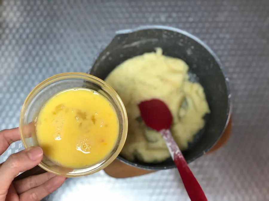 Crispy on the outside and soft on the inside, you don't need to fry them all in a hollow, and the more you chew, the more fragrant the foreign fritters! Quick breakfast step 0