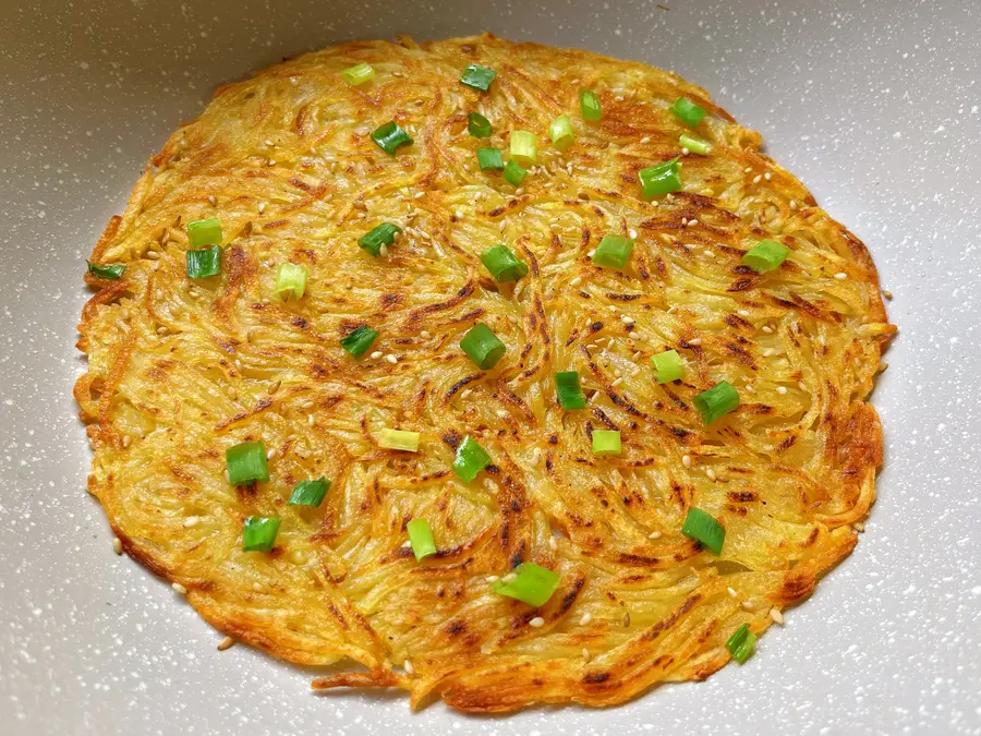 To lose fat, you must eat the potato cakes , which are crispy on the outside and soft on the inside step 0