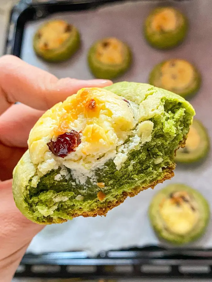 If you have a hand, you will ❗️ beg the sisters to try this matcha cheese scone (fast consumption cream cheese)