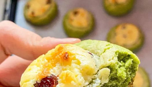 If you have a hand, you will ❗️ beg the sisters to try this matcha cheese scone (fast consumption cream cheese)