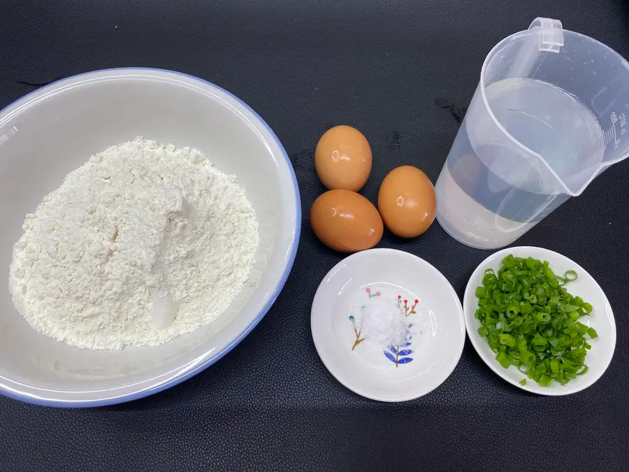 Home-cooked green onion egg cake Kuaishou breakfast is a must-have for office workers, nutritious and healthy, with detailed video explanations step 0