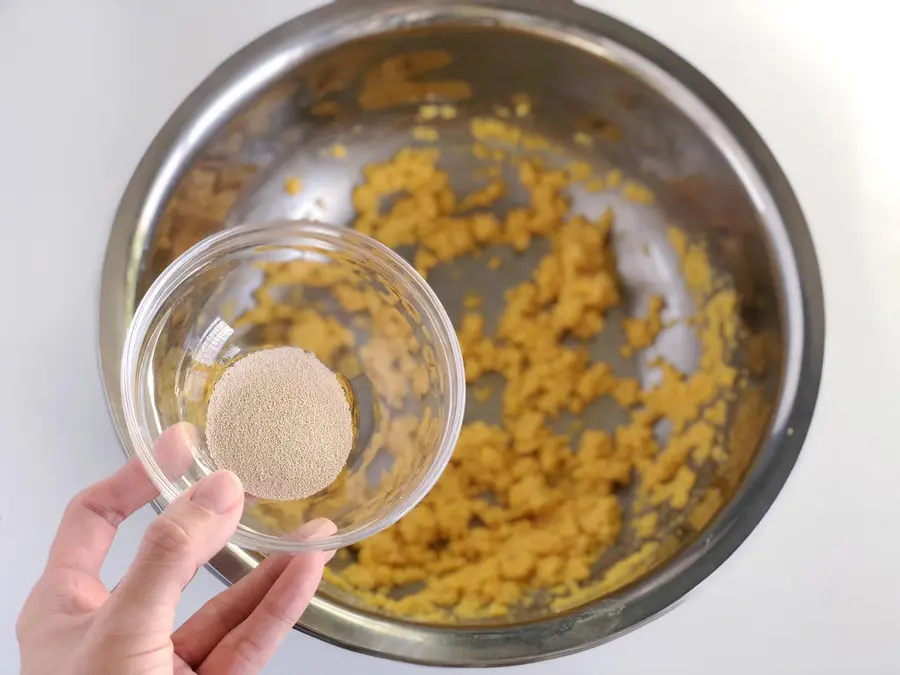 The incomparably soft cornmeal and red date cake is sweet and fluffy and more fragrant than bread! Self-use formula tried and tested! step 0