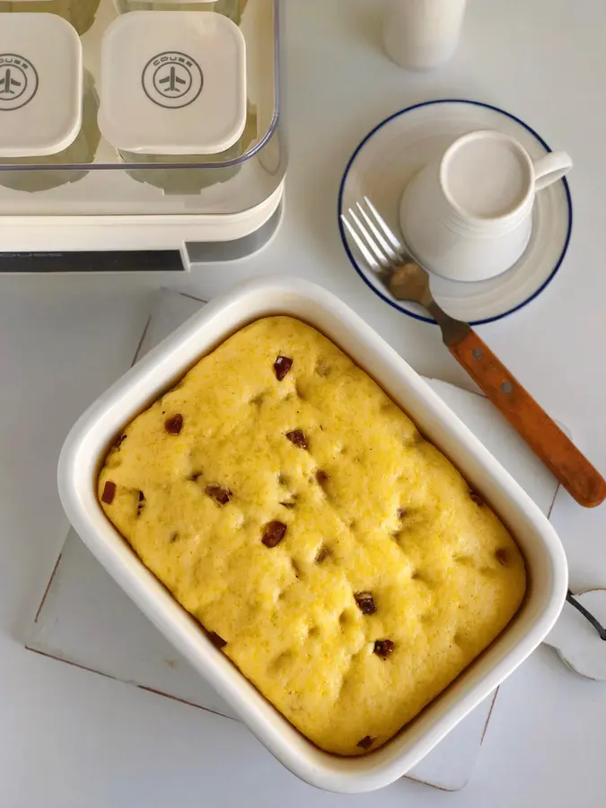 The incomparably soft cornmeal and red date cake is sweet and fluffy and more fragrant than bread! Self-use formula tried and tested! step 0