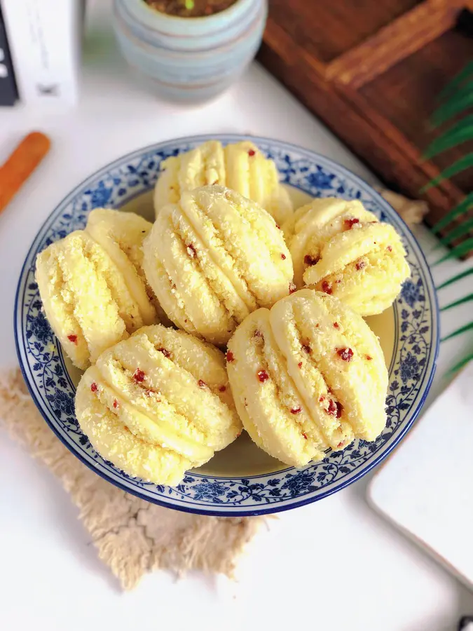 Desiccated coconut rolls are incomparably soft without fermentation and only once relaxed! It doesn't harden overnight and tastes better than bread step 0