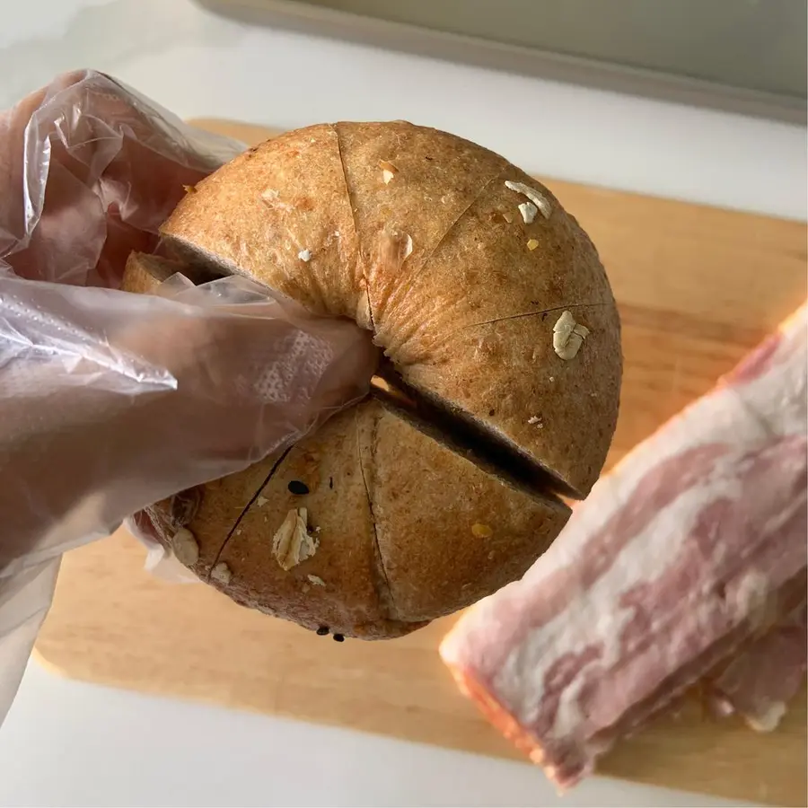 Quick Breakfast|Bacon and cheese blossom bagels step 0