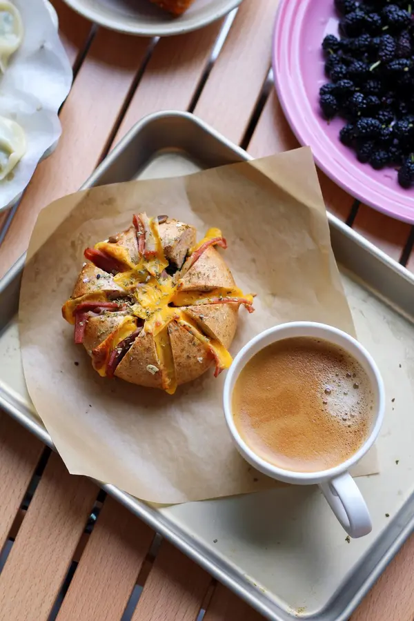 Quick Breakfast|Bacon and cheese blossom bagels step 0