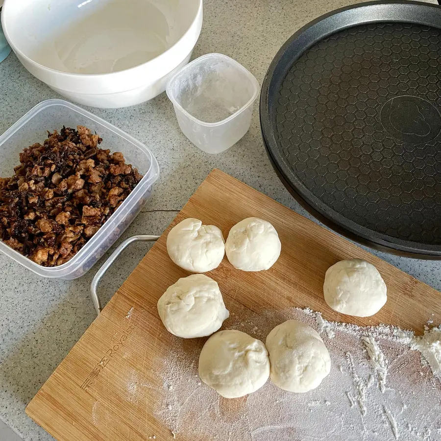 Crispy dregs and dried plum vegetable pot helmet (cooked stuffing version) step 0