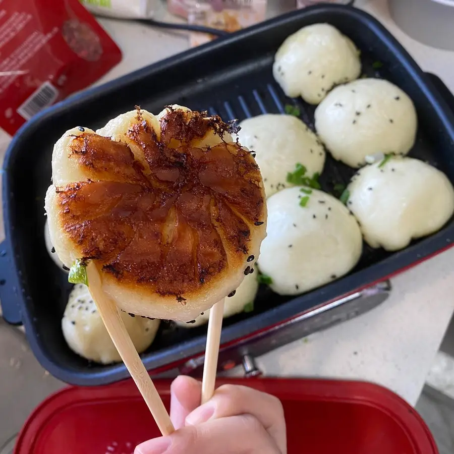 Chinese Breakfast |Shanghai Local Snacks   The bottom of the fried bun  is golden and crispy , and the meat filling is tender and juicy step 0