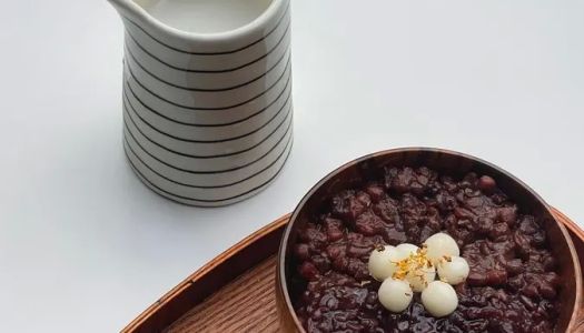 Chinese breakfast|red beans and black glutinous rice + glutinous rice balls 