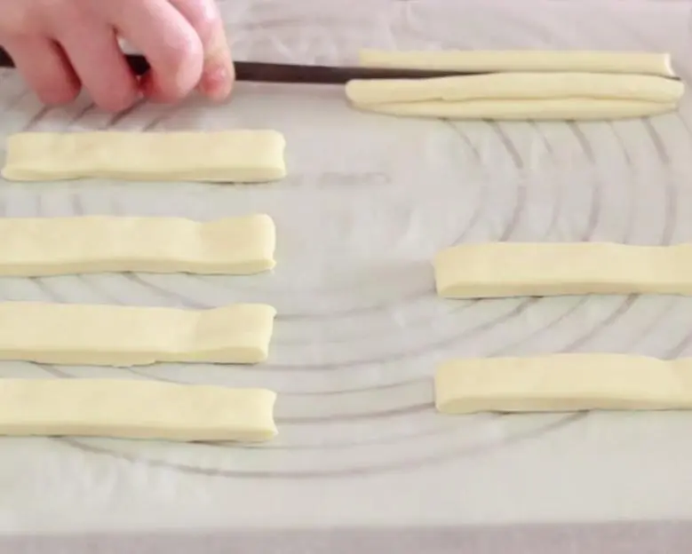 A classic of Chinese breakfast: fried dough sticks step 0