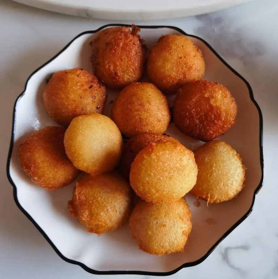 Classic Chinese street breakfast, fried sugar cake Fried cake, the taste of  childhood