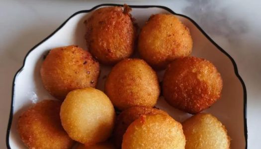 Classic Chinese street breakfast, fried sugar cake Fried cake, the taste of  childhood