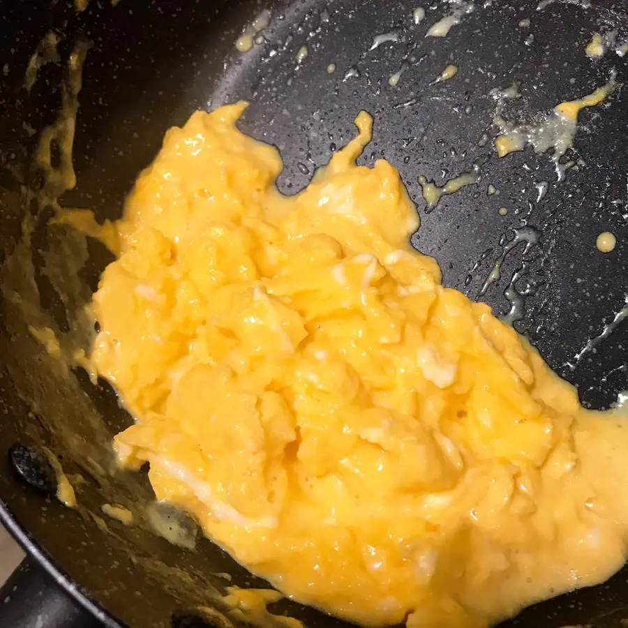 Scrambled eggs American style scrambled eggs & English style scrambled eggs recipe step 0