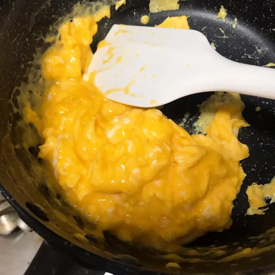 Scrambled eggs American style scrambled eggs & English style scrambled eggs recipe step 0