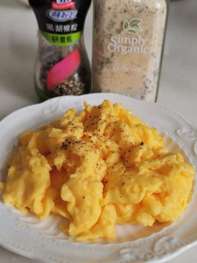  Smooth and tender American scrambled eggs  (simple and fast) step 0