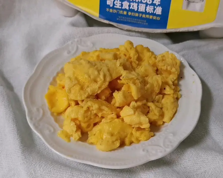  Smooth and tender American scrambled eggs  (simple and fast) step 0