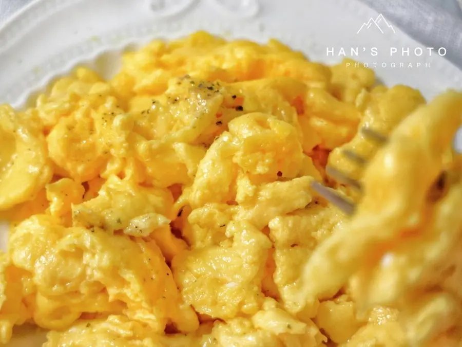  Smooth and tender American scrambled eggs  (simple and fast) step 0