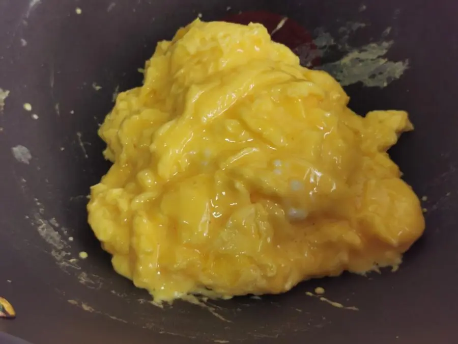  Smooth and tender American scrambled eggs  (simple and fast) step 0