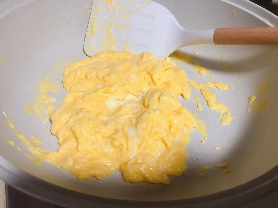 American-style scrambled eggs step 0