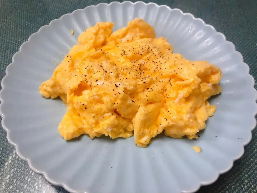 American-style scrambled eggs step 0