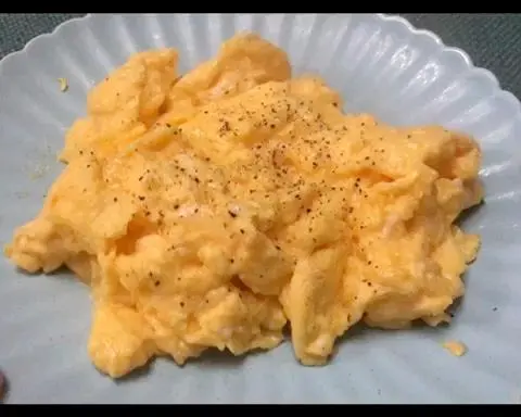 American-style scrambled eggs step 0