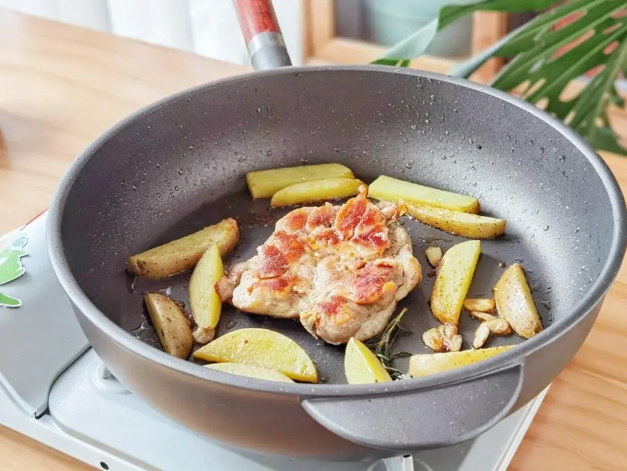 French potato pan-fried chicken thighs step 0