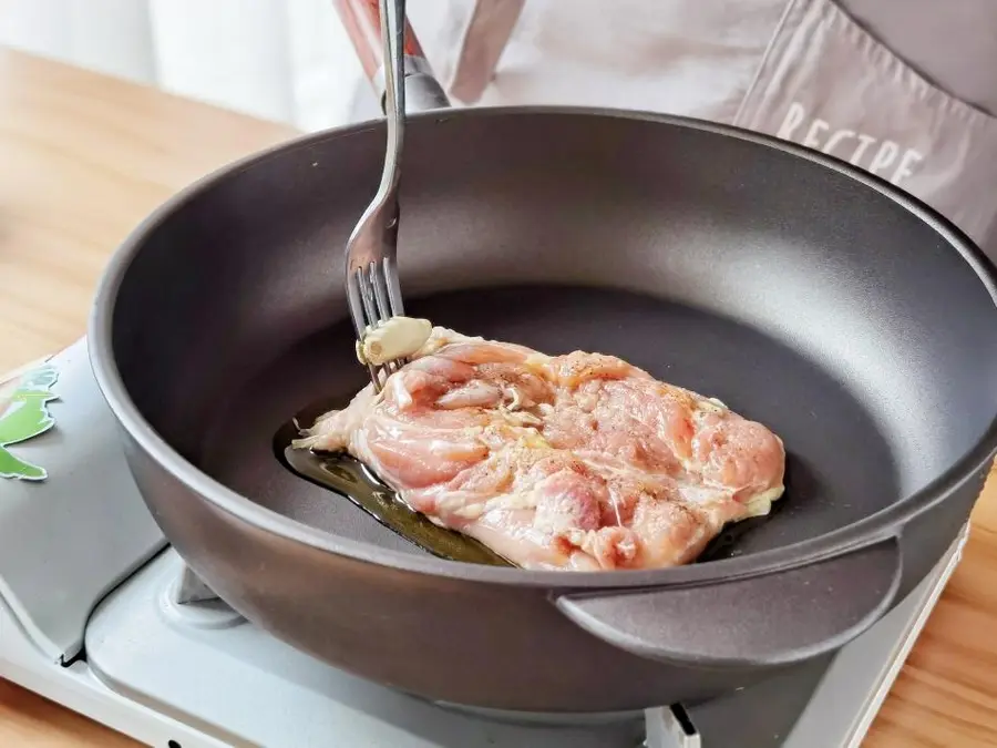 French potato pan-fried chicken thighs step 0