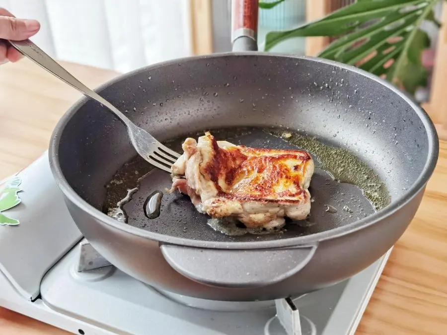 French potato pan-fried chicken thighs step 0