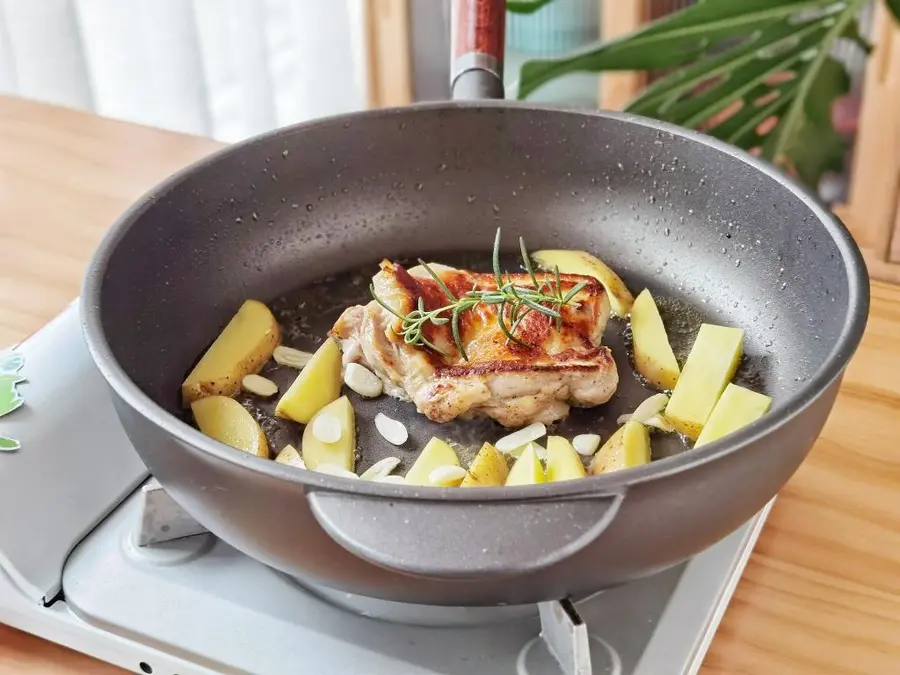 French potato pan-fried chicken thighs step 0