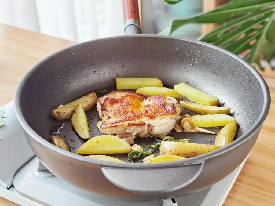 French potato pan-fried chicken thighs step 0