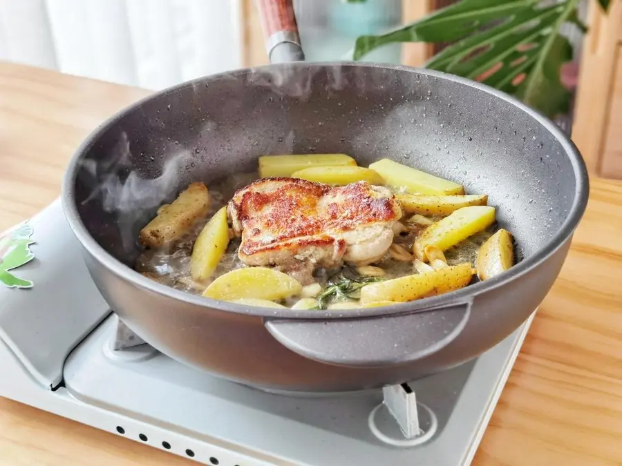 French potato pan-fried chicken thighs step 0