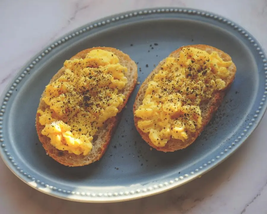 American-style scrambled eggs step 0