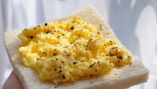 American-style scrambled eggs