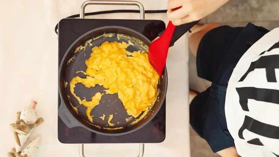 Super fluffy Scrambled Eggs step 0