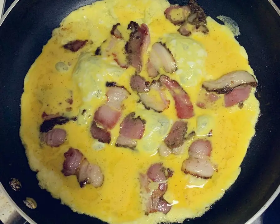 Scrambled eggs with American bacon step 0