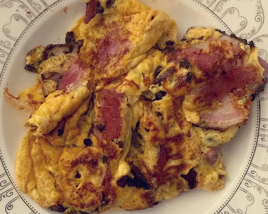 Scrambled eggs with American bacon step 0