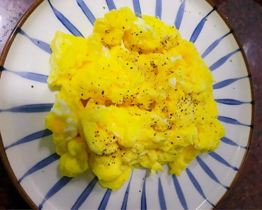 High-value and easy-to-use Western-style breakfast (with a video of smooth and tender scrambled eggs) step 0