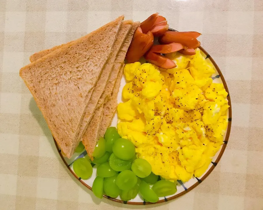 High-value and easy-to-use Western-style breakfast (with a video of smooth and tender scrambled eggs) step 0