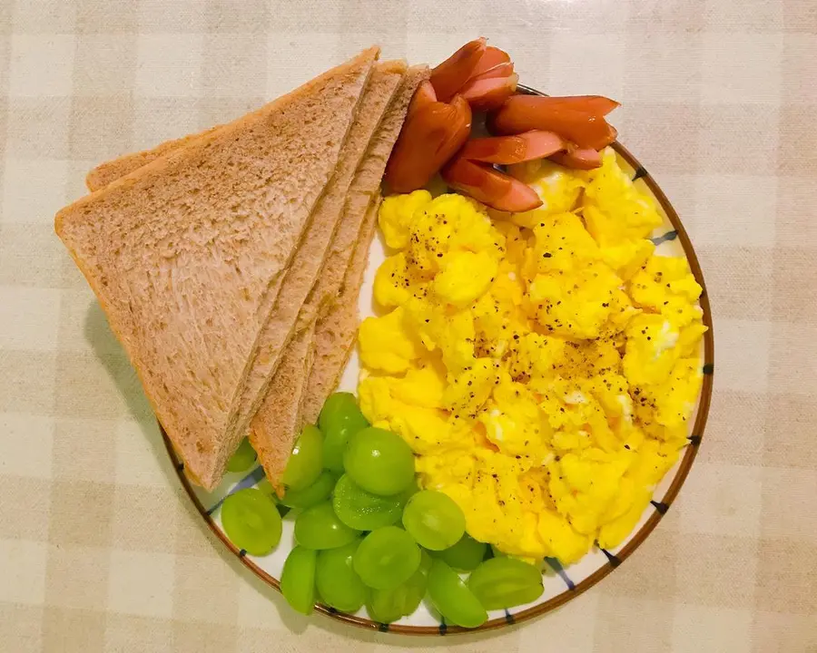 High-value and easy-to-use Western-style breakfast (with a video of smooth and tender scrambled eggs)