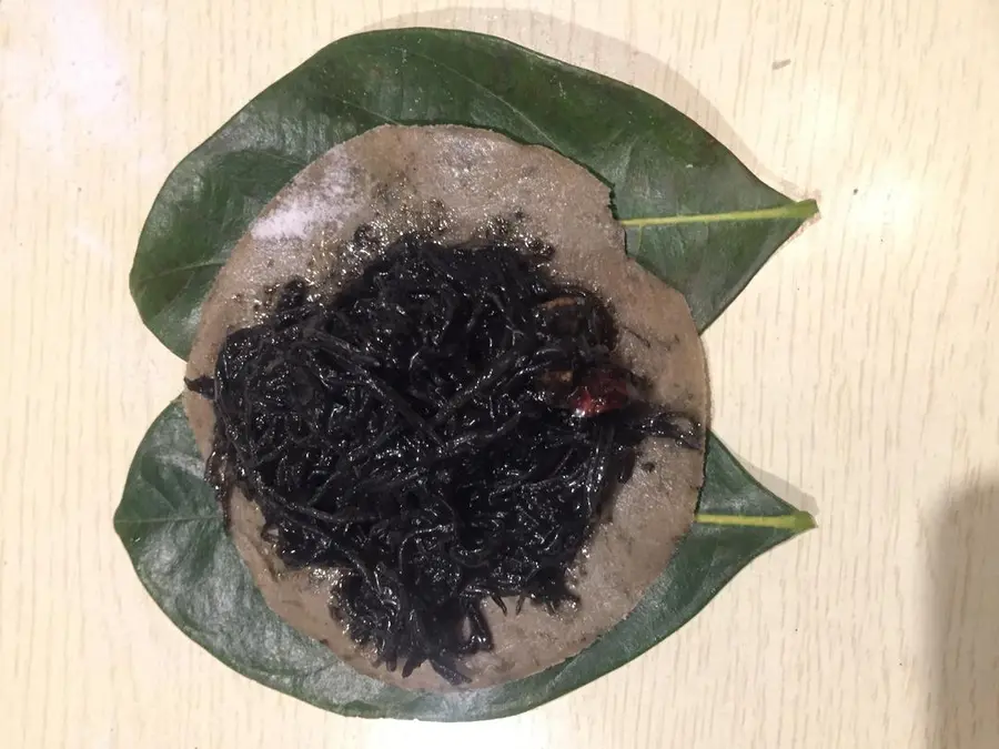 Zhanjiang special snacks: Tian Ai Qi, wood leaf clip, leaf cake, Mi leaf cake step 0