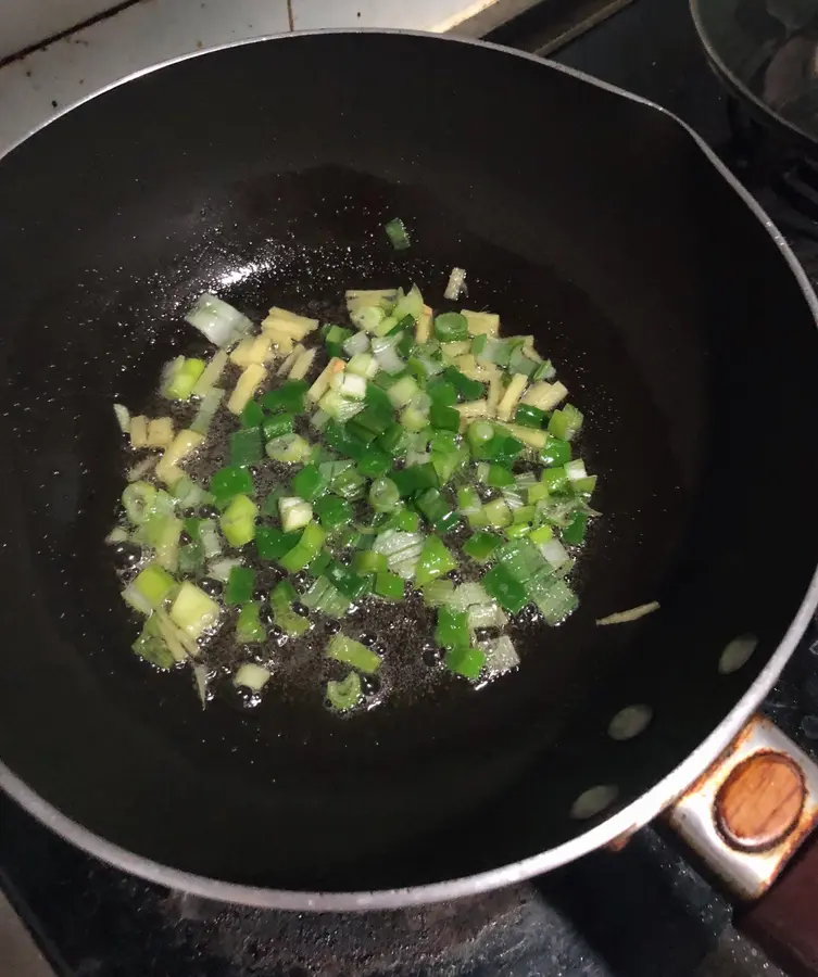 My mother  taught me to make preserved egg and lean pork porridge  that was simple, fast and delicious  step 0