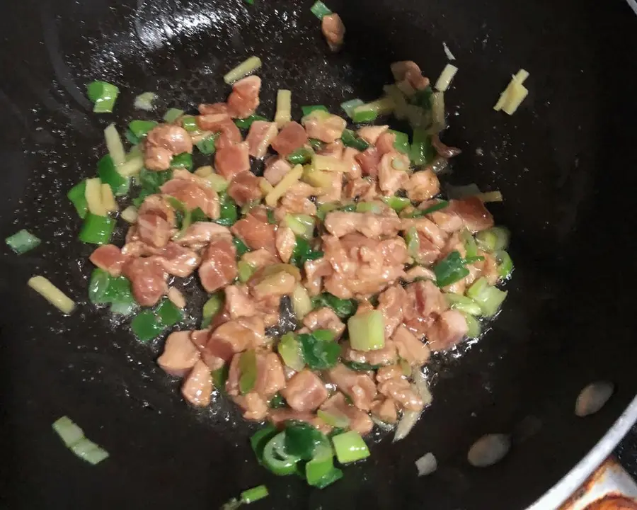 My mother  taught me to make preserved egg and lean pork porridge  that was simple, fast and delicious  step 0